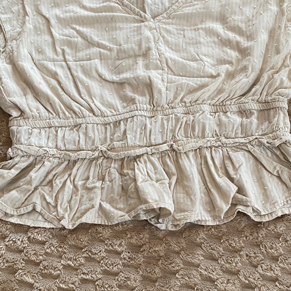 Chic Cream Ruffle Blouse - Picture 4 of 8